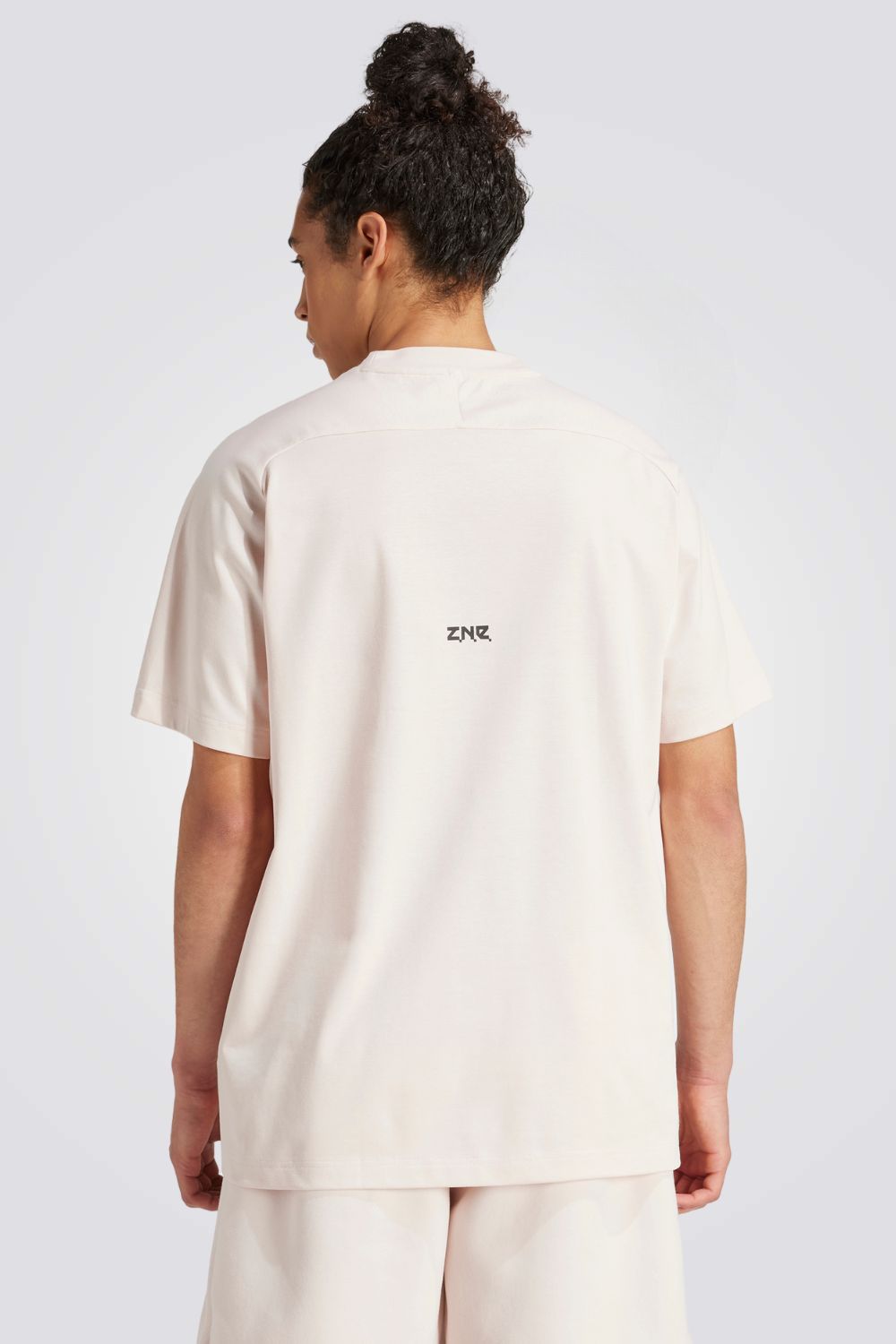 חולצה מבית המותג ADIDAS, עשויה מבד נוח וגמיש ומשלבת בין אופנתיות ונוחות בלתי מתפשרת.