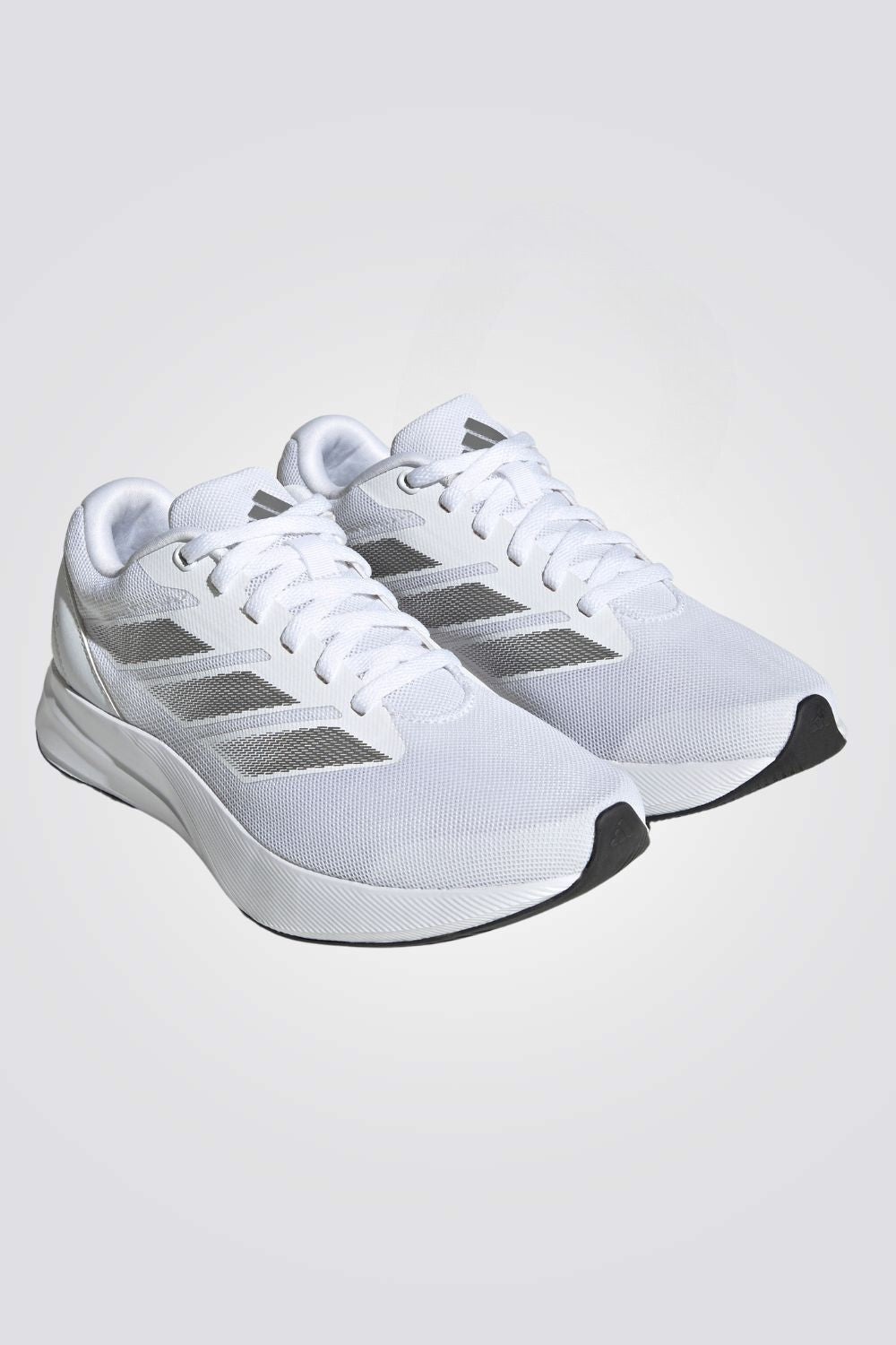 נעליים מבית המותג ADIDAS, בעלות מדרס פנימי רך במיוחד שעוטף את הרגל בנוחות בלתי מתפשרת. סולייה חיצונית עמידה שמספקת אחיזה מלאה בקרקע.