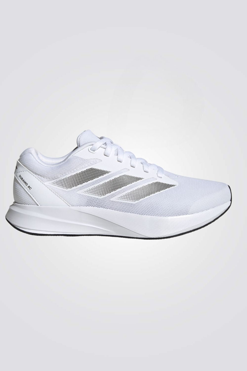 נעליים מבית המותג ADIDAS, בעלות מדרס פנימי רך במיוחד שעוטף את הרגל בנוחות בלתי מתפשרת. סולייה חיצונית עמידה שמספקת אחיזה מלאה בקרקע.