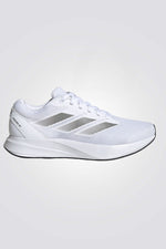 נעליים מבית המותג ADIDAS, בעלות מדרס פנימי רך במיוחד שעוטף את הרגל בנוחות בלתי מתפשרת. סולייה חיצונית עמידה שמספקת אחיזה מלאה בקרקע.