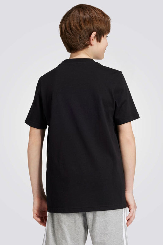 חולצה מבית המותג ADIDAS, עשויה מבד נוח ומשלבת בין אופנה לנוחות בלתי מתפשרת.