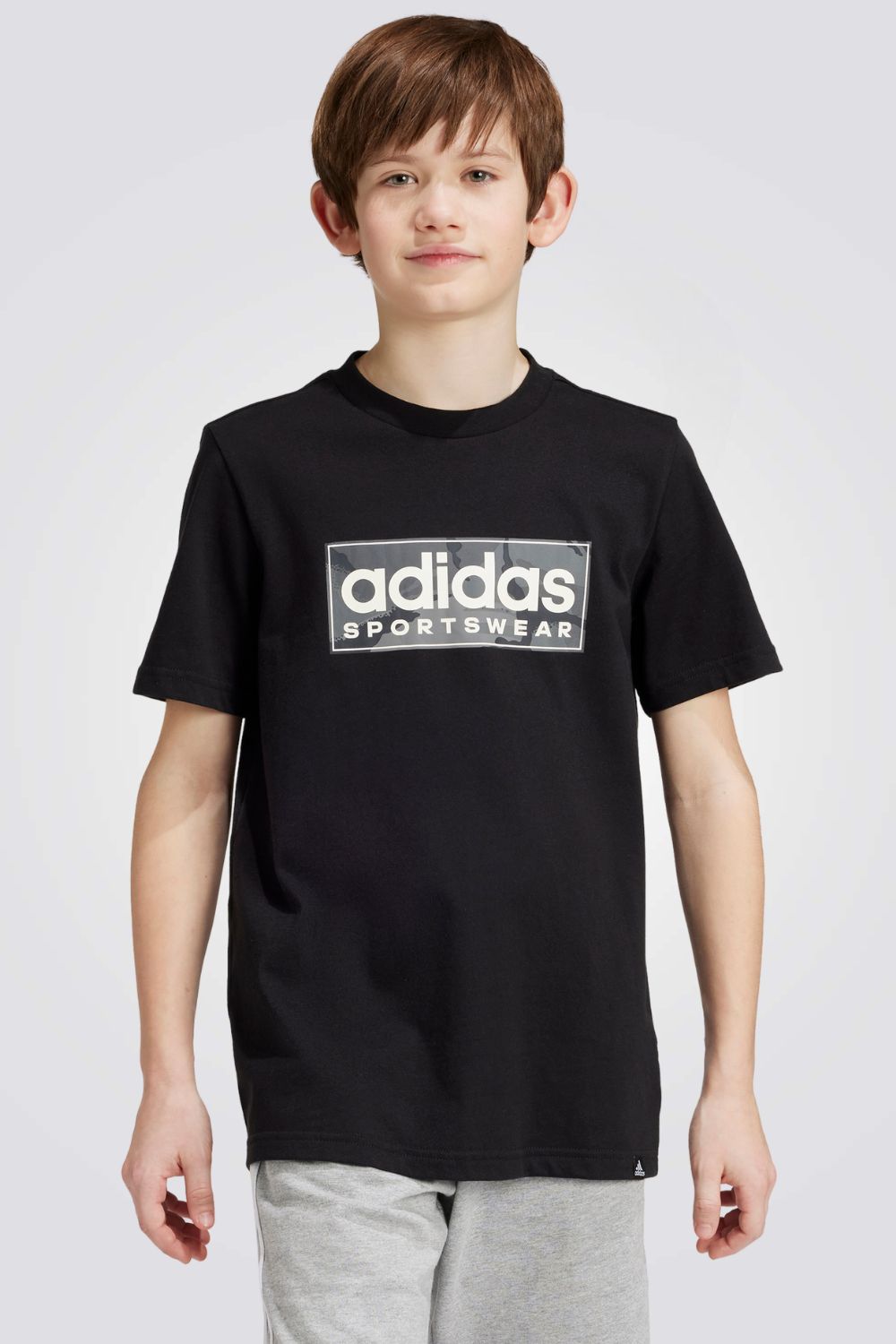 חולצה מבית המותג ADIDAS, עשויה מבד נוח ומשלבת בין אופנה לנוחות בלתי מתפשרת.