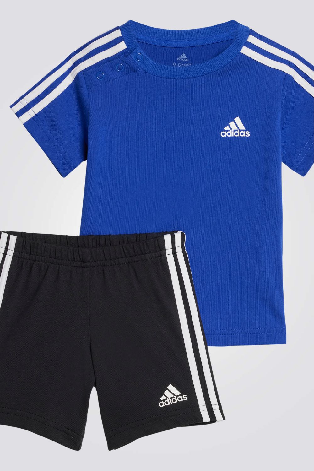 חליפה מבית המותג ADIDAS, מורכבת מחולצה ומכנסיים שעושים מבד נוח במיוחד. משלבת בין נוחות ואופנתיות