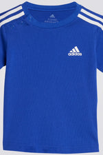 חליפה מבית המותג ADIDAS, מורכבת מחולצה ומכנסיים שעושים מבד נוח במיוחד. משלבת בין נוחות ואופנתיות