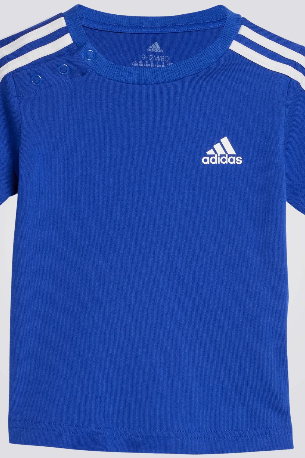 חליפה מבית המותג ADIDAS, מורכבת מחולצה ומכנסיים שעושים מבד נוח במיוחד. משלבת בין נוחות ואופנתיות