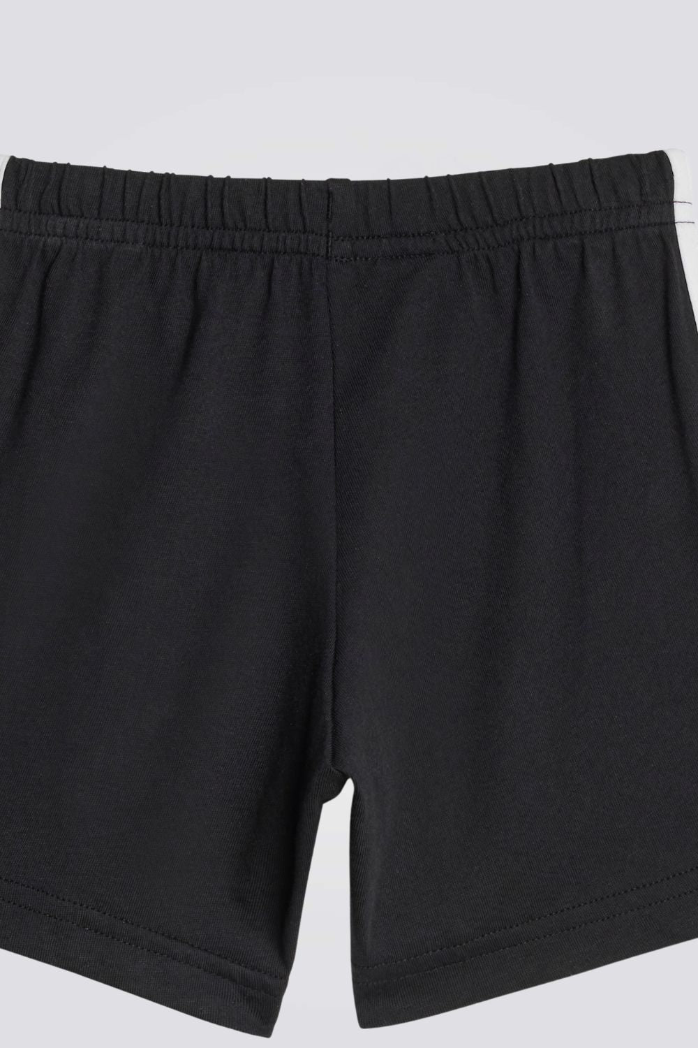 חליפה מבית המותג ADIDAS, מורכבת מחולצה ומכנסיים שעושים מבד נוח במיוחד. משלבת בין נוחות ואופנתיות