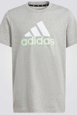 חולצה מבית המותג ADIDAS, עשויה מבד נוח וגמיש ומשלבת בין אופנתיות ונוחות בלתי מתפשרת.