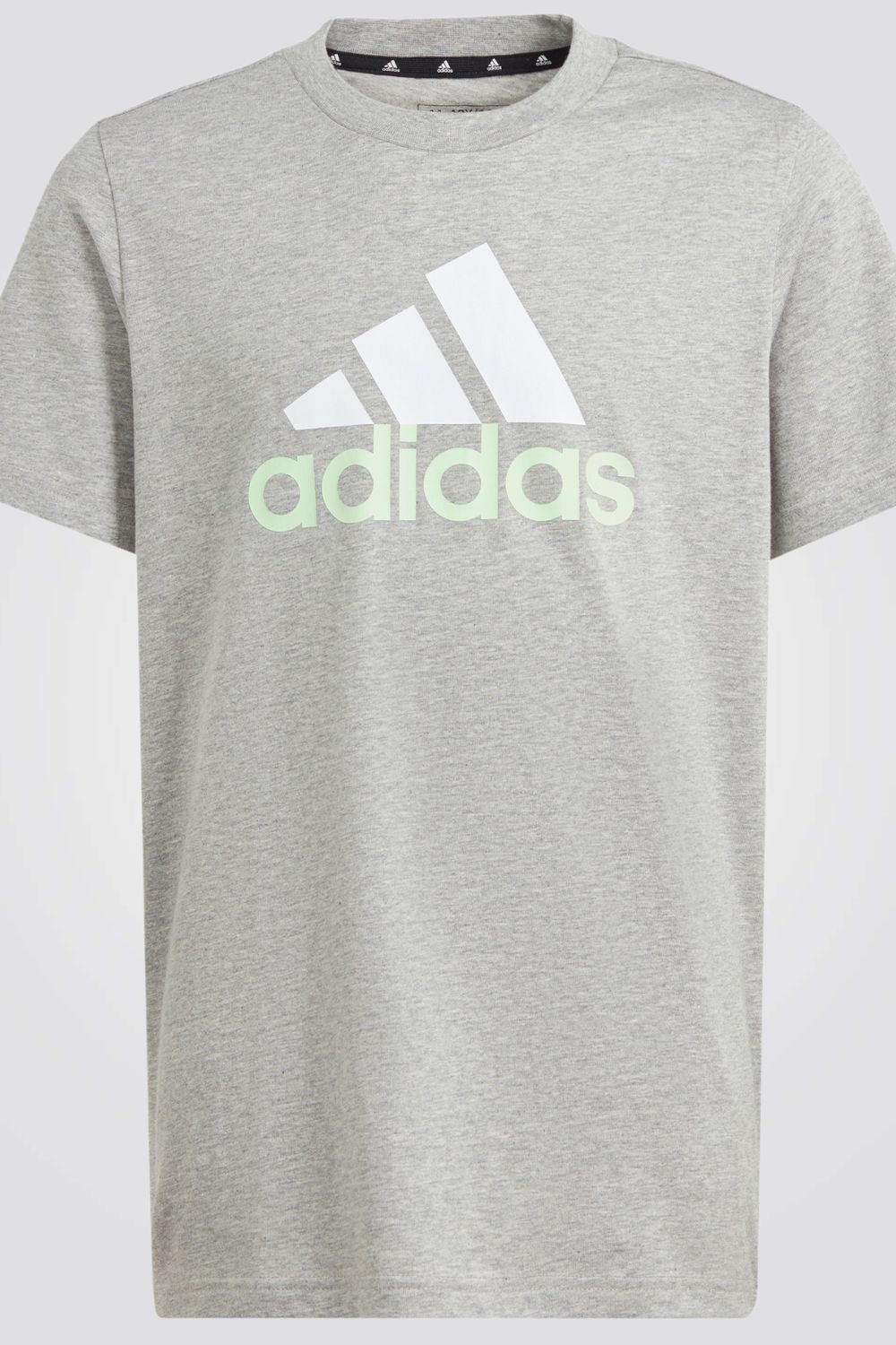 חולצה מבית המותג ADIDAS, עשויה מבד נוח וגמיש ומשלבת בין אופנתיות ונוחות בלתי מתפשרת.