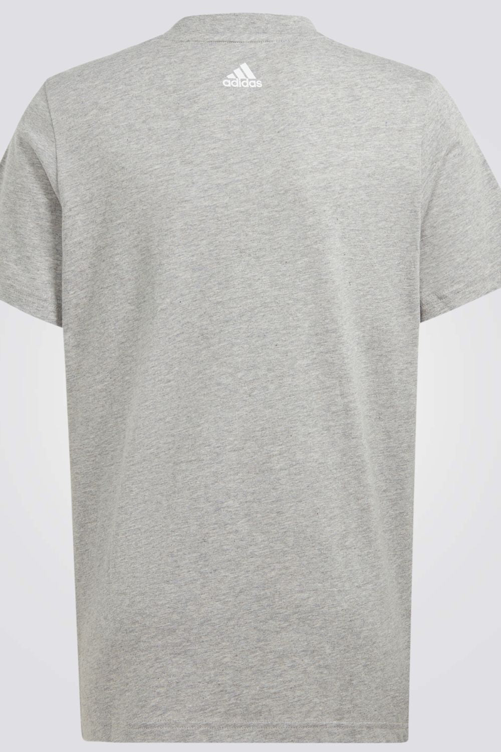 חולצה מבית המותג ADIDAS, עשויה מבד נוח וגמיש ומשלבת בין אופנתיות ונוחות בלתי מתפשרת.