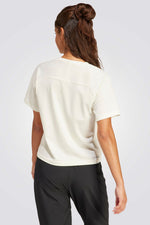 חולצה מבית המותג ADIDAS, עשויה מבד נוח וגמיש ומשלבת בין אופנתיות ונוחות בלתי מתפשרת.