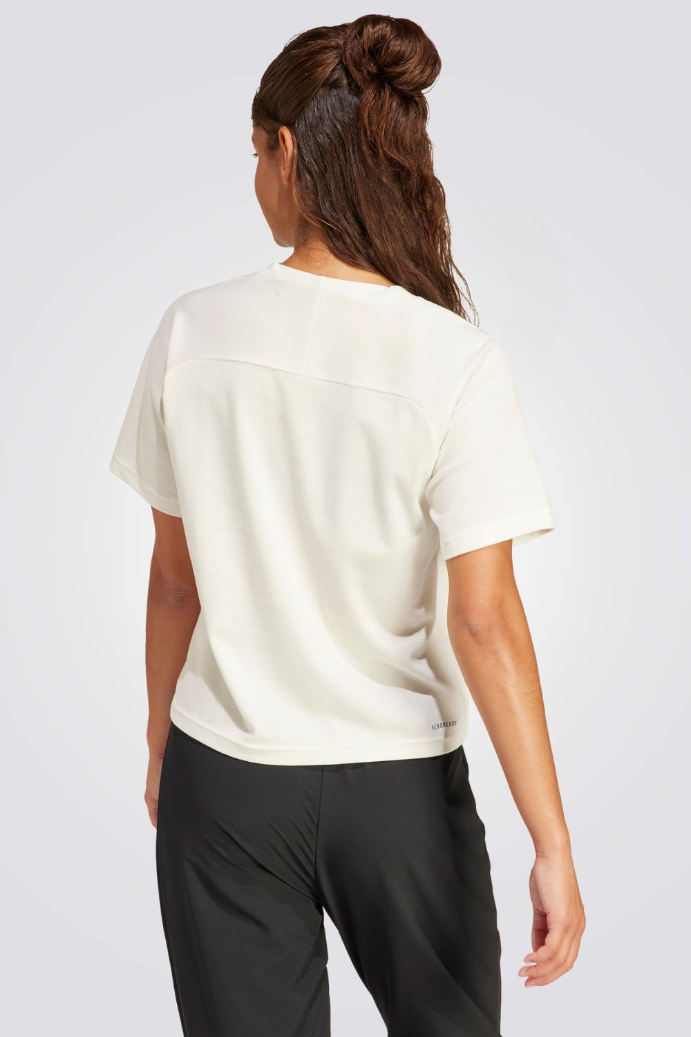 חולצה מבית המותג ADIDAS, עשויה מבד נוח וגמיש ומשלבת בין אופנתיות ונוחות בלתי מתפשרת.