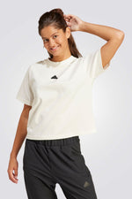 חולצה מבית המותג ADIDAS, עשויה מבד נוח וגמיש ומשלבת בין אופנתיות ונוחות בלתי מתפשרת.