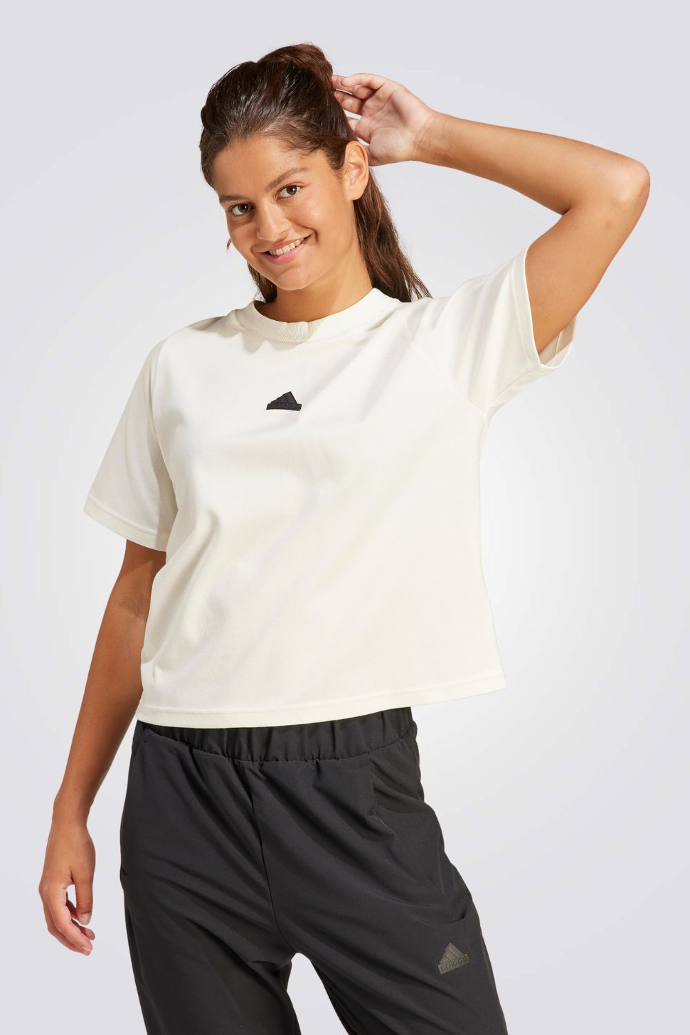 חולצה מבית המותג ADIDAS, עשויה מבד נוח וגמיש ומשלבת בין אופנתיות ונוחות בלתי מתפשרת.