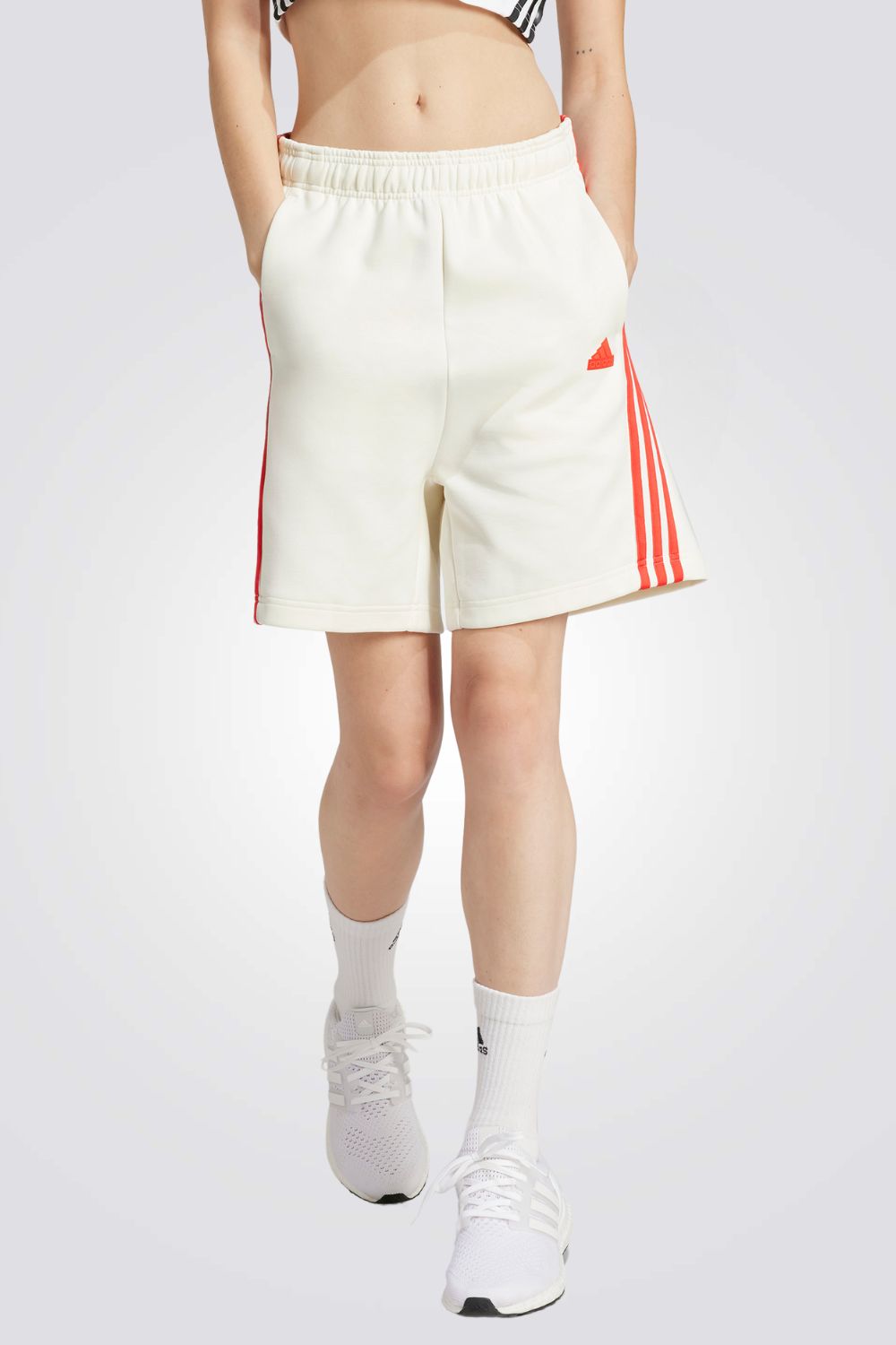 מכנסיים מבית המותג ADIDAS, בעל כיסים קדמיים לשמירה על החפצים שלך בצורה הנוחה ביותר. מותן אלסטית עם שרוך להתאמה מושלמת.