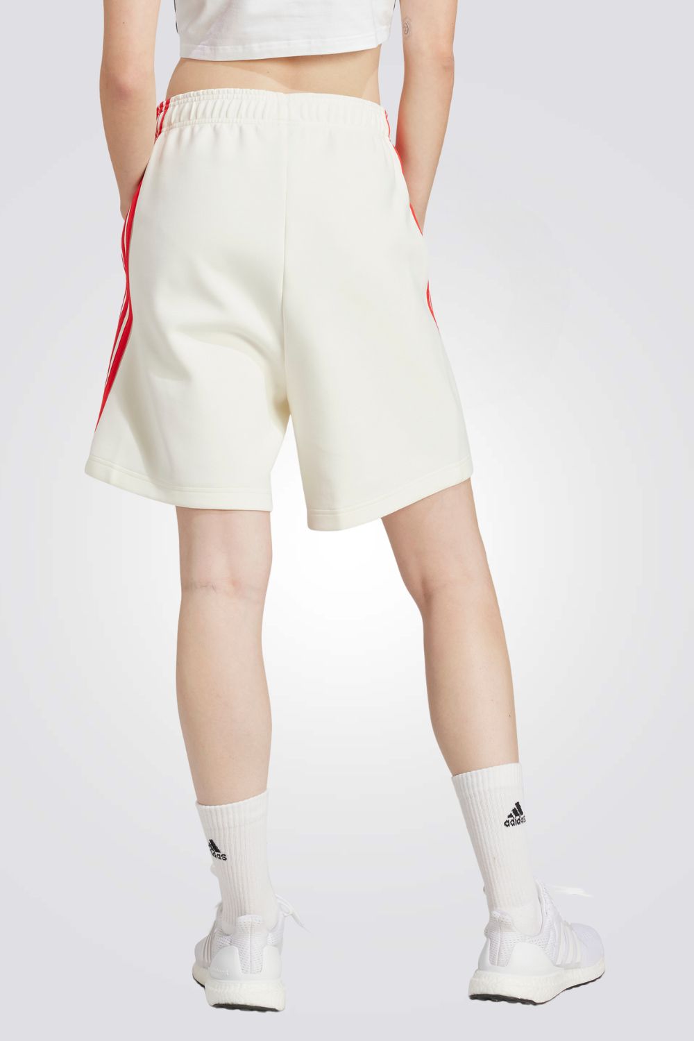 מכנסיים מבית המותג ADIDAS, בעל כיסים קדמיים לשמירה על החפצים שלך בצורה הנוחה ביותר. מותן אלסטית עם שרוך להתאמה מושלמת.