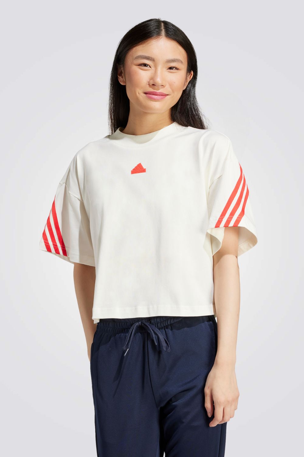 חולצה מבית המותג ADIDAS, עשויה מבד נוח וגמיש ומשלבת בין אופנתיות ונוחות בלתי מתפשרת.