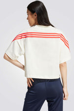 חולצה מבית המותג ADIDAS, עשויה מבד נוח וגמיש ומשלבת בין אופנתיות ונוחות בלתי מתפשרת.