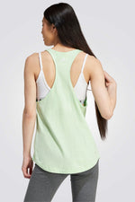 גופייה מבית המותג ADIDAS, עשויה מבד נוח ומשלבת בין אופנתיות ונוחות בלתי מתפשרת.