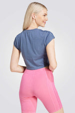 חולצה  מבית המותג ADIDAS, עשויה מבד נוח ומשלבת בין אופנתיות ונוחות בלתי מתפשרת.