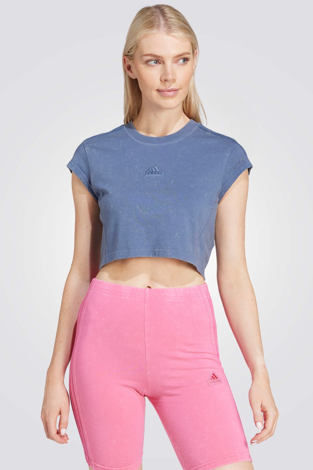 חולצה  מבית המותג ADIDAS, עשויה מבד נוח ומשלבת בין אופנתיות ונוחות בלתי מתפשרת.