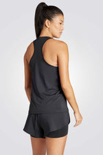 גופייה מבית המותג ADIDAS, עשויה מבד מנדף זיעה ששומר על הגוף שלך מאורר לאורך האימון 