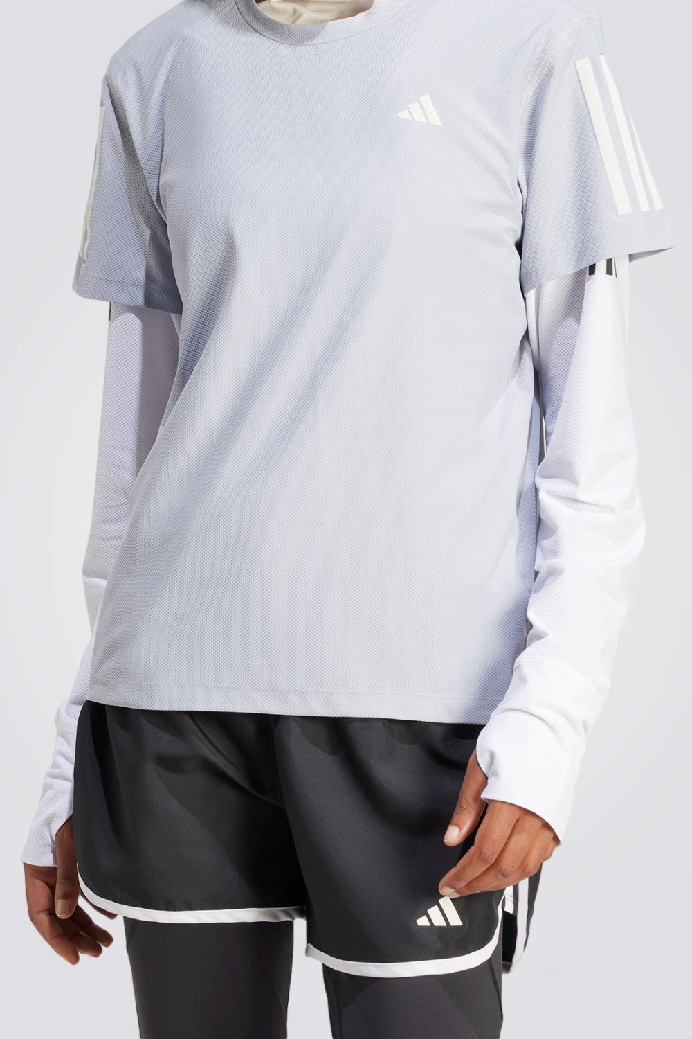 גופייה מבית המותג ADIDAS, עשויה מבד מנדף זיעה ששומר על הגוף שלך מאורר לאורך האימון