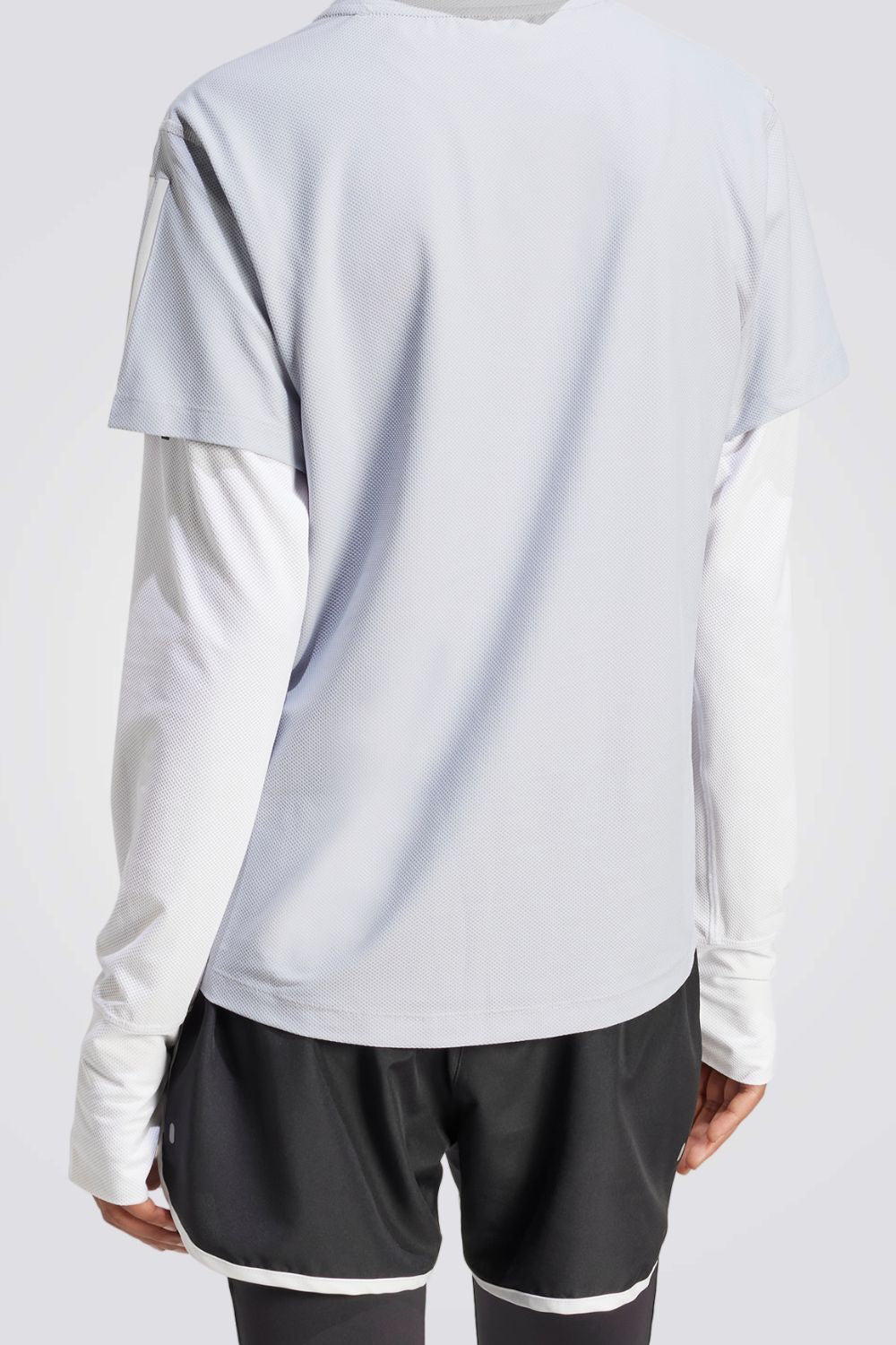 גופייה מבית המותג ADIDAS, עשויה מבד מנדף זיעה ששומר על הגוף שלך מאורר לאורך האימון