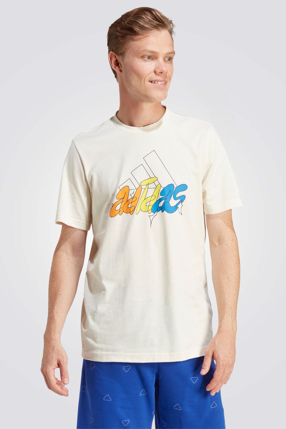 חולצה מבית המותג ADIDAS, עשויה מבד נוח במיוחד ומשלבת בין נוחות מקסימלית ואופנתיות בלתי מתפשרת.