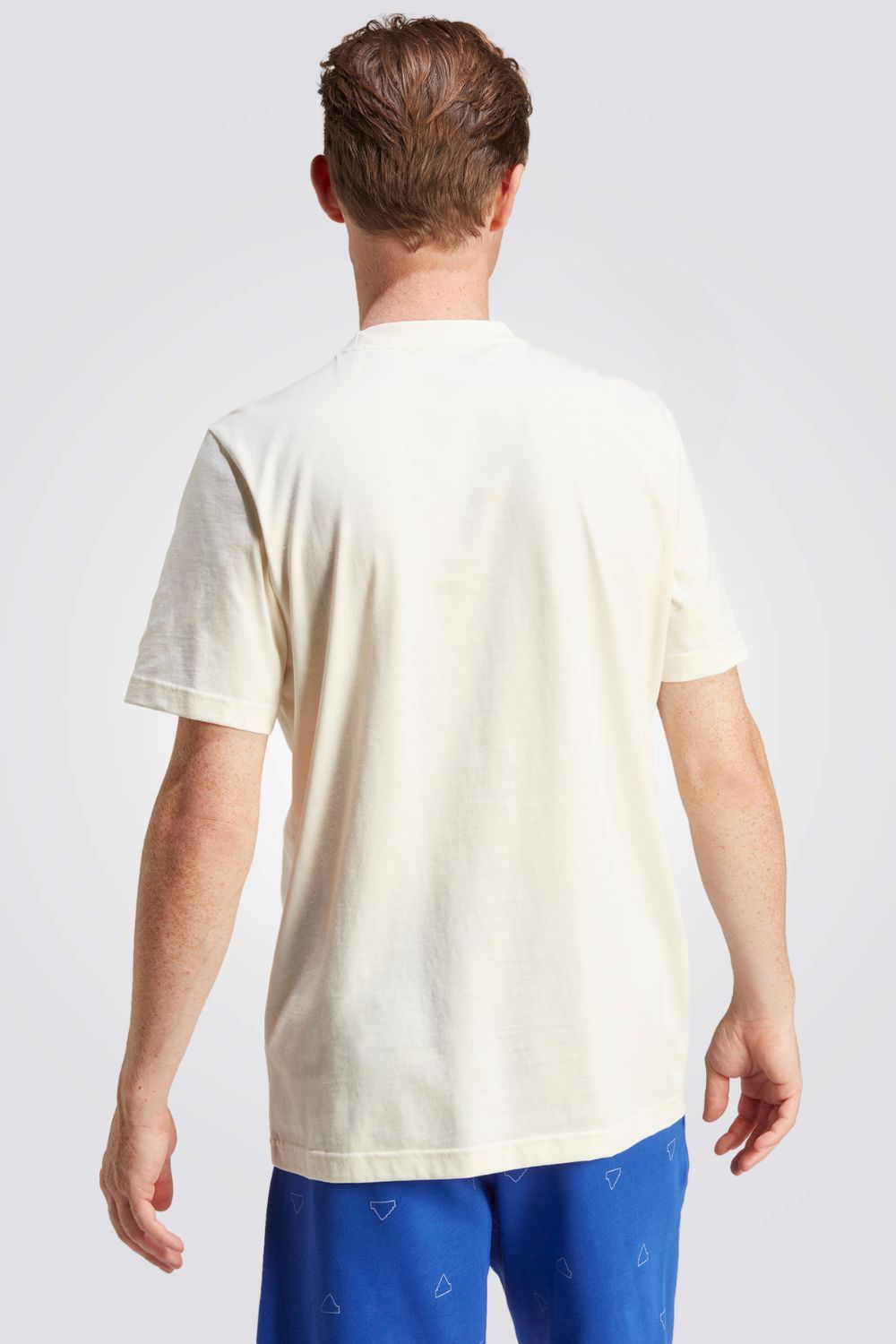 חולצה מבית המותג ADIDAS, עשויה מבד נוח במיוחד ומשלבת בין נוחות מקסימלית ואופנתיות בלתי מתפשרת.