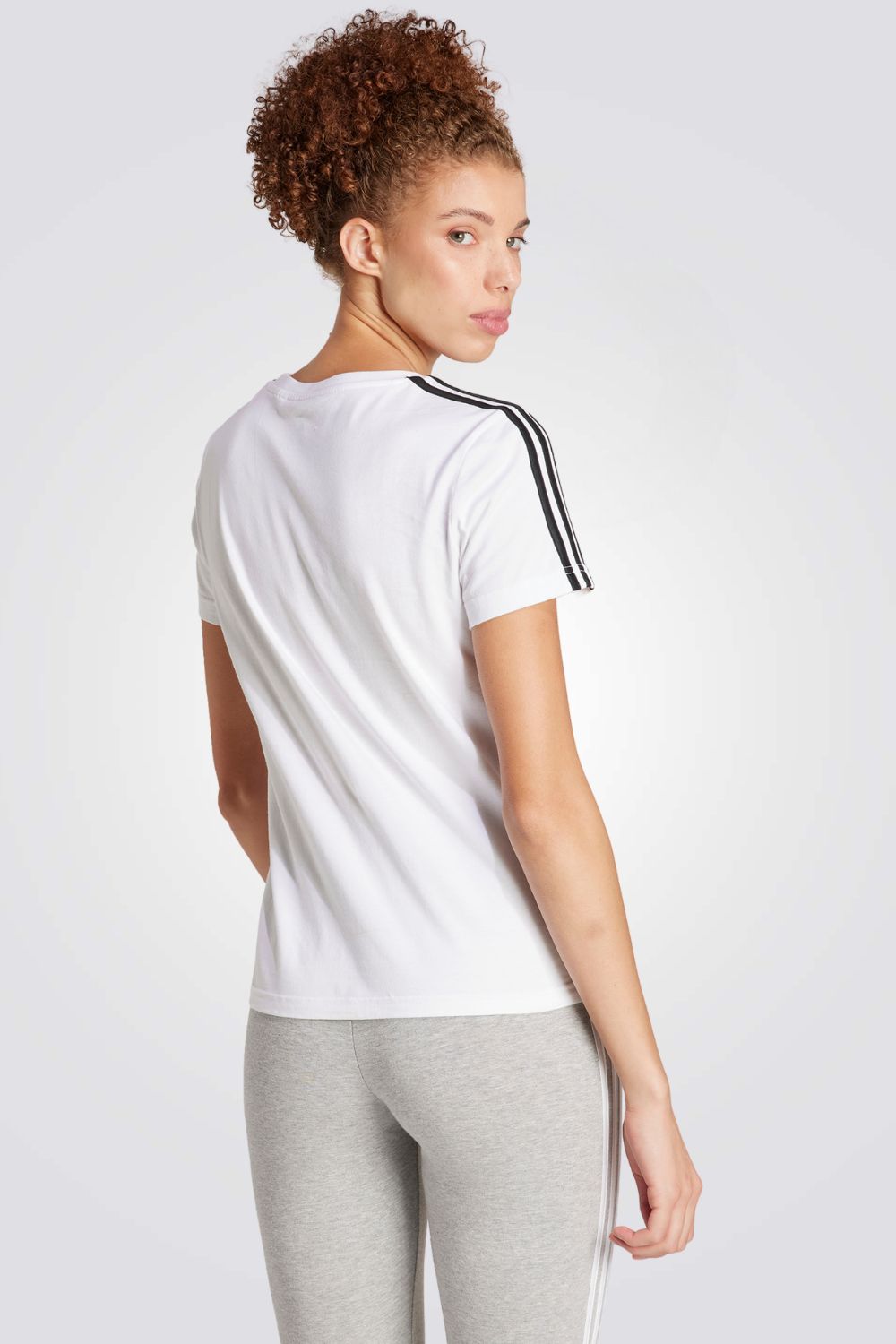 חולצה מבית המותג ADIDAS, עשויה מבד נוח במיוחד ומשלבת בין נוחות מקסימלית ואופנתיות בלתי מתפשרת.