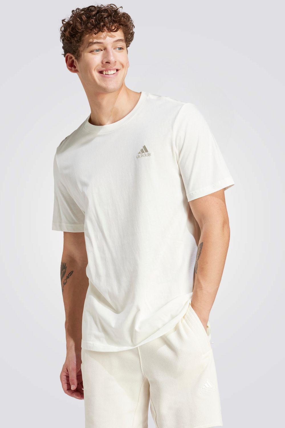 חולצה מבית המותג ADIDAS, עשויה מבד נוח במיוחד ומשלבת בין נוחות מקסימלית ואופנתיות בלתי מתפשרת.