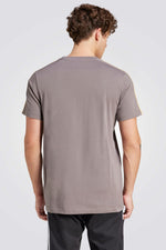 חולצה  מבית המותג ADIDAS, עשויה מבד נוח במיוחד ומשלבת בין נוחות מקסימלית ואופנתיות בלתי מתפשרת