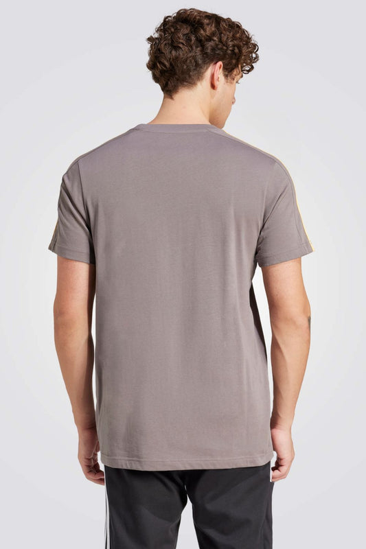 חולצה  מבית המותג ADIDAS, עשויה מבד נוח במיוחד ומשלבת בין נוחות מקסימלית ואופנתיות בלתי מתפשרת