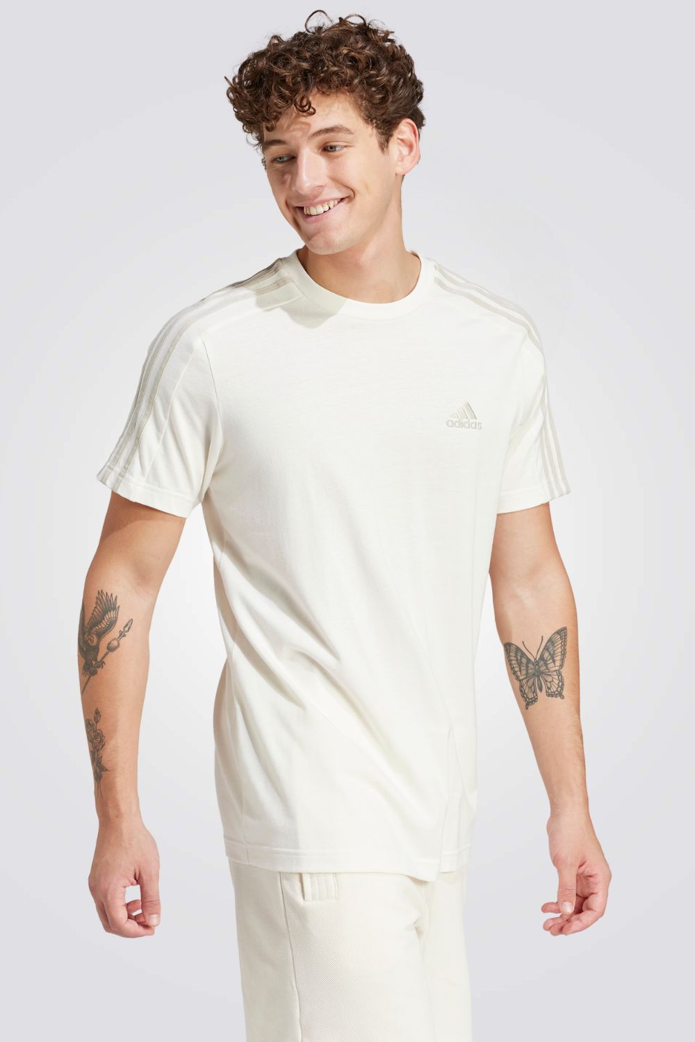 חולצה מבית המותג ADIDAS, עשויה מבד נוח במיוחד ומשלבת בין נוחות מקסימלית ואופנתיות בלתי מתפשרת