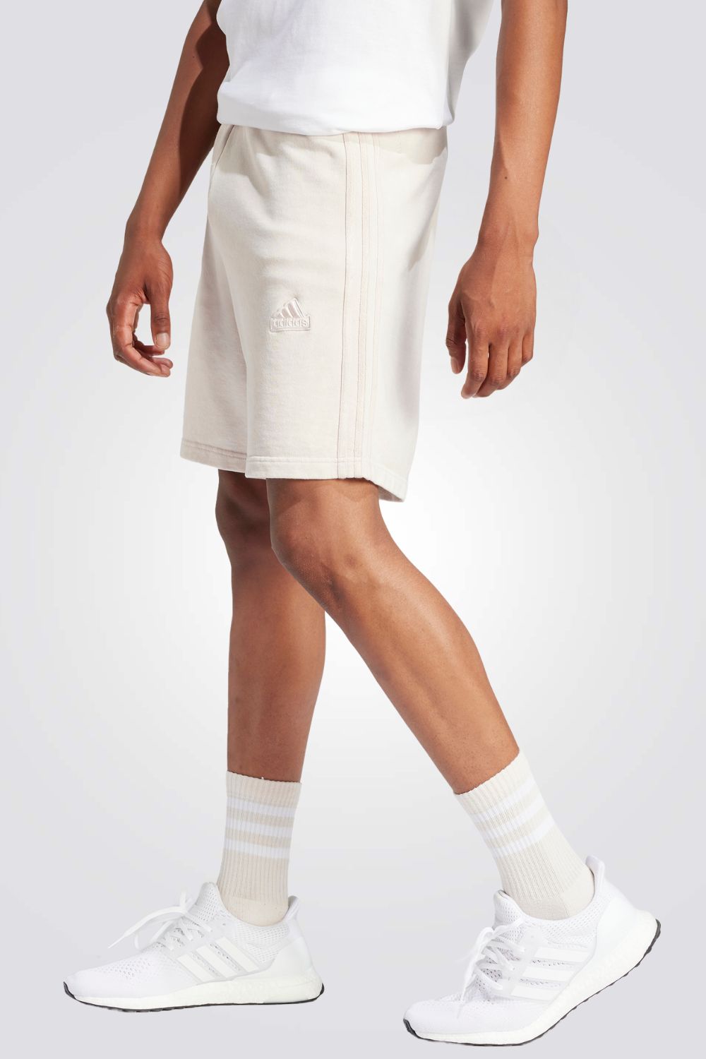 מכנסיים מבית המותג ADIDAS, בעלות כיסים קדמיים לשמירה של החפצים שלך בצורה הנוחה ביותר. מותן אלסטית עם שרוך להתאמה מושלמת.