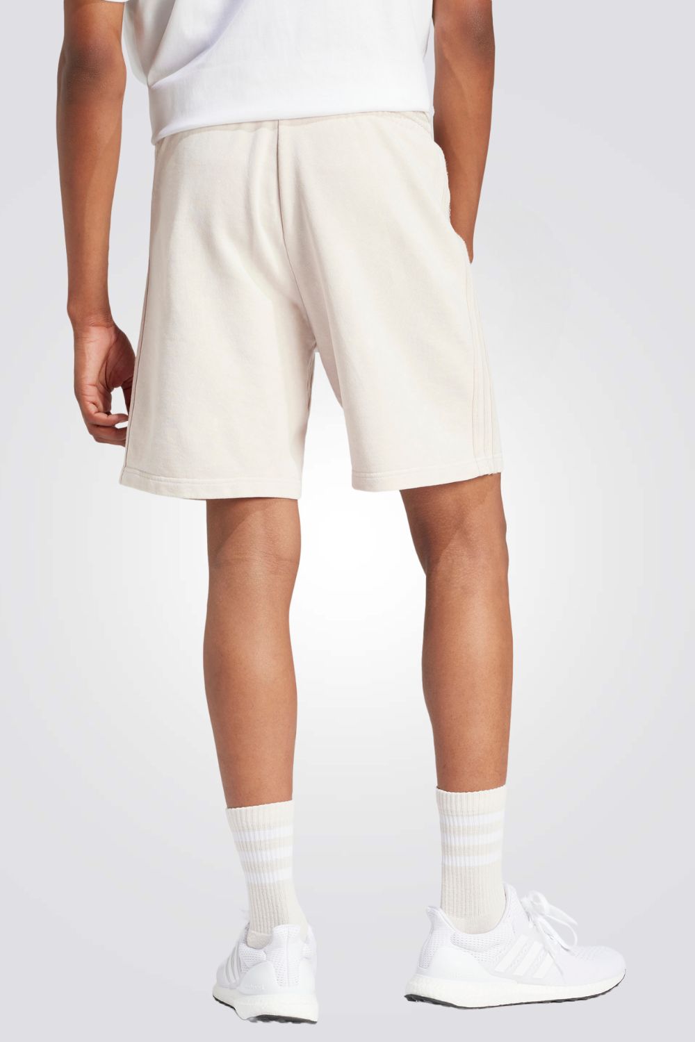 מכנסיים מבית המותג ADIDAS, בעלות כיסים קדמיים לשמירה של החפצים שלך בצורה הנוחה ביותר. מותן אלסטית עם שרוך להתאמה מושלמת.