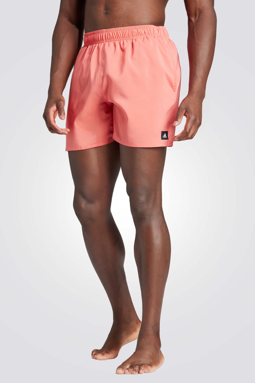 בגד ים מבית המותג ADIDAS, עשוי מבד שמתייבש בקלות. כיסים קדמיים לשמירה של החפצים שלך בצורה הנוחה ביותר. מותן אלסטית עם שרוך להתאמה מושלמת.