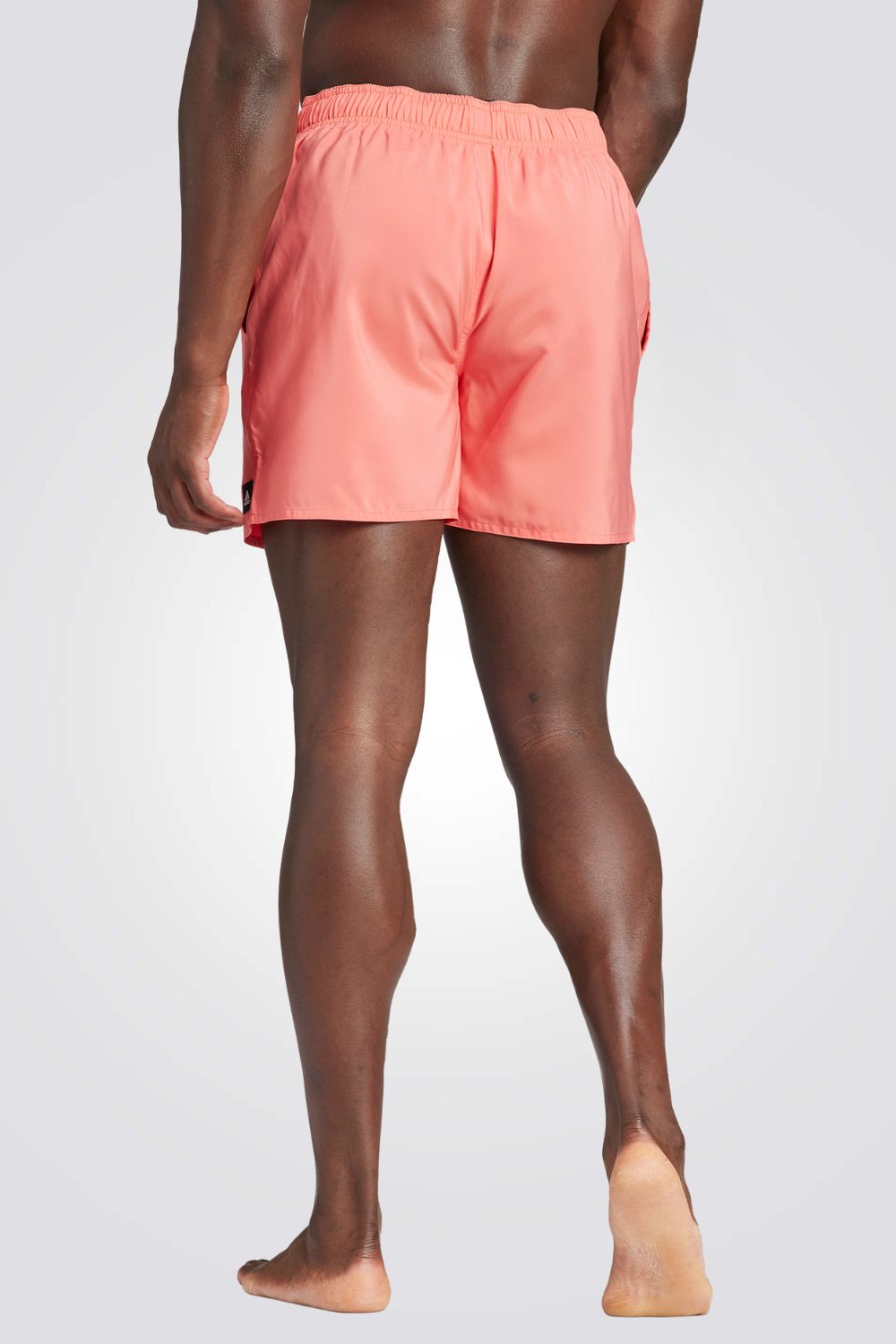 בגד ים מבית המותג ADIDAS, עשוי מבד שמתייבש בקלות. כיסים קדמיים לשמירה של החפצים שלך בצורה הנוחה ביותר. מותן אלסטית עם שרוך להתאמה מושלמת.