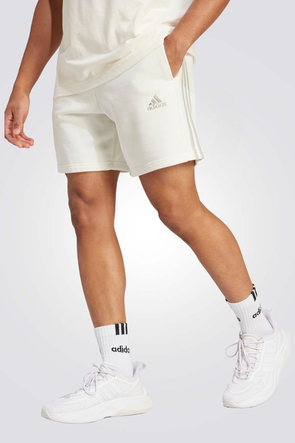 מכנסיים מבית המותג ADIDAS, כיסים קדמיים לשמירה של החפצים שלך בצורה הנוחה ביותר. מותן אלסטית עם שרוך להתאמה מושלמת.