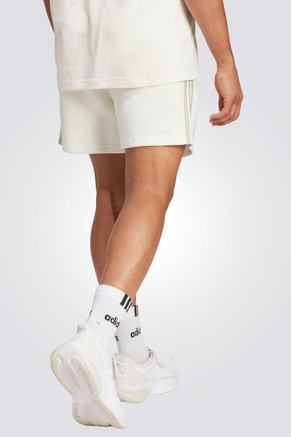 מכנסיים מבית המותג ADIDAS, כיסים קדמיים לשמירה של החפצים שלך בצורה הנוחה ביותר. מותן אלסטית עם שרוך להתאמה מושלמת.