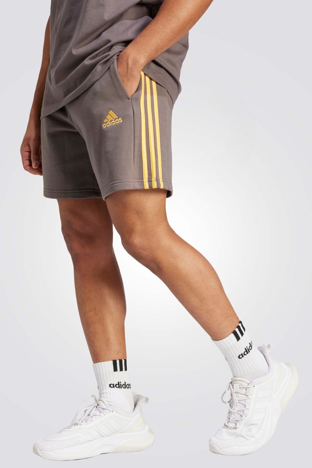 מכנסיים מבית המותג ADIDAS, כיסים קדמיים לשמירה של החפצים שלך בצורה הנוחה ביותר. מותן אלסטית עם שרוך להתאמה מושלמת.