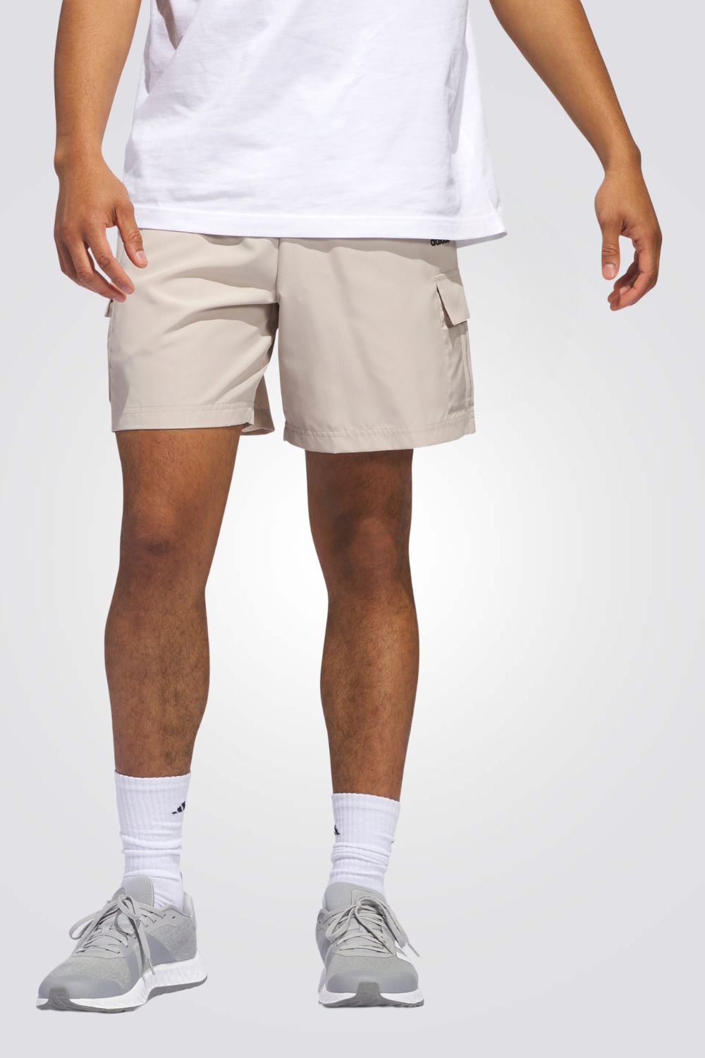 מכנסיים מבית המותג ADIDAS,עשוי מבד מנדף זיעה ששומר על הגוף שלך מאורר לאורך כל היום. כיסי צד לשמירה של החפצים שלך בצורה הנוחה ביותר. מותן אלסטית עם שרוך להתאמה מושלמת.