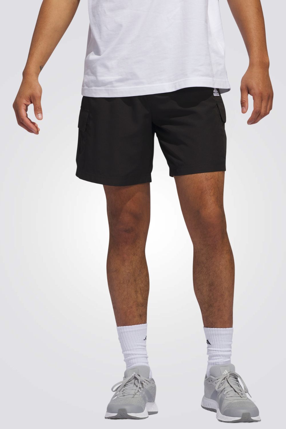 מכנסיים מבית המותג ADIDAS,עשוי מבד מנדף זיעה ששומר על הגוף שלך מאורר לאורך כל היום. כיסי צד לשמירה של החפצים שלך בצורה הנוחה ביותר. מותן אלסטית עם שרוך להתאמה מושלמת.