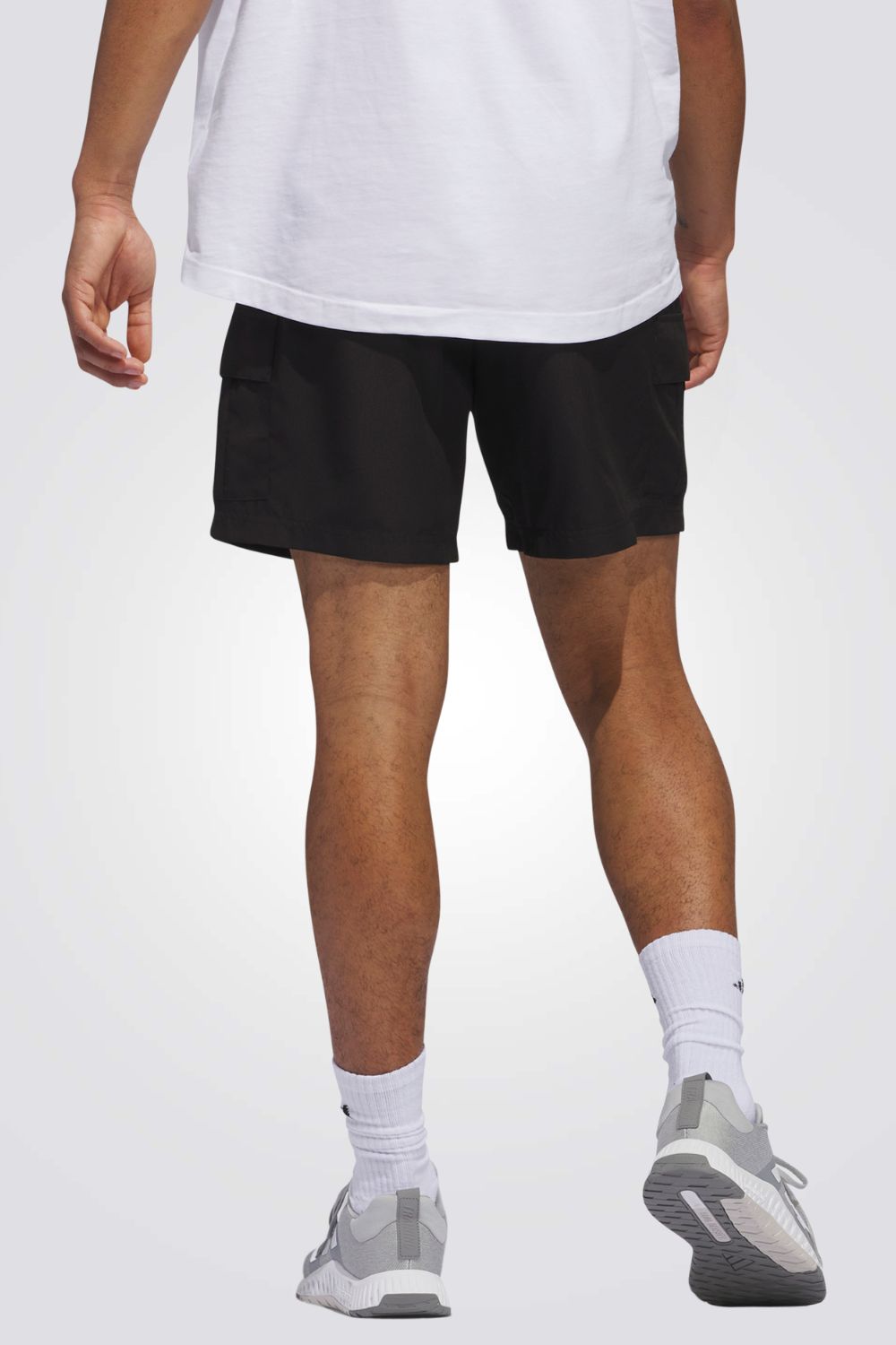 מכנסיים מבית המותג ADIDAS,עשוי מבד מנדף זיעה ששומר על הגוף שלך מאורר לאורך כל היום. כיסי צד לשמירה של החפצים שלך בצורה הנוחה ביותר. מותן אלסטית עם שרוך להתאמה מושלמת.