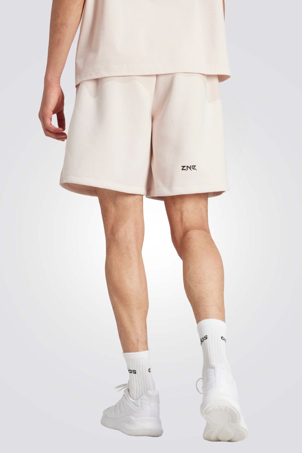 מכנסיים מבית המותג ADIDAS,עשוי מבד מנדף זיעה ששומר על הגוף שלך מאורר לאורך כל היום. כיסי צד לשמירה של החפצים שלך בצורה הנוחה ביותר. מותן אלסטית עם שרוך להתאמה מושלמת.