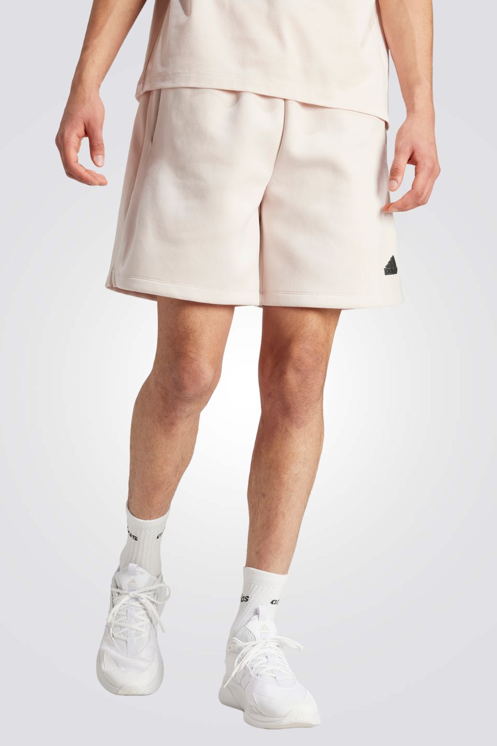 מכנסיים מבית המותג ADIDAS,עשוי מבד מנדף זיעה ששומר על הגוף שלך מאורר לאורך כל היום. כיסי צד לשמירה של החפצים שלך בצורה הנוחה ביותר. מותן אלסטית עם שרוך להתאמה מושלמת.