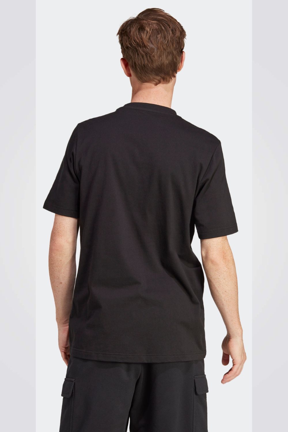 חולצה מבית המותג ADIDAS, עשויה מבד נוח במיוחד ומשלבת בין נוחות מקסימלית ואופנתיות בלתי מתפשרת.