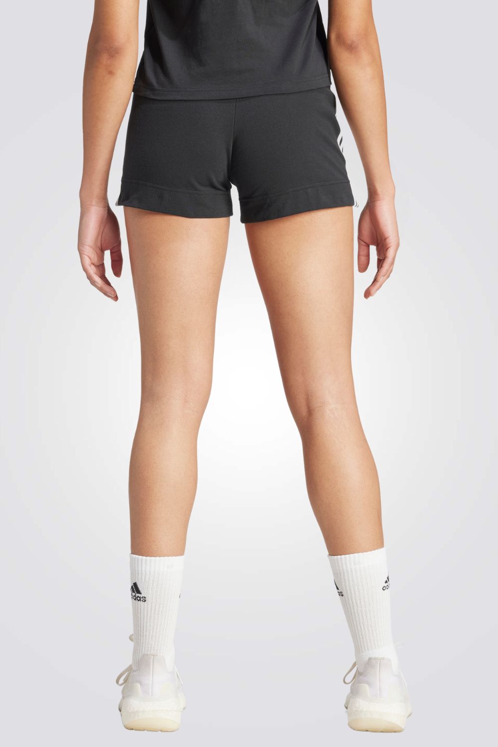 מכנסיים מבית המותג ADIDAS, בעלות מותן אלסטית עם שרוך להתאמה מושלמת.