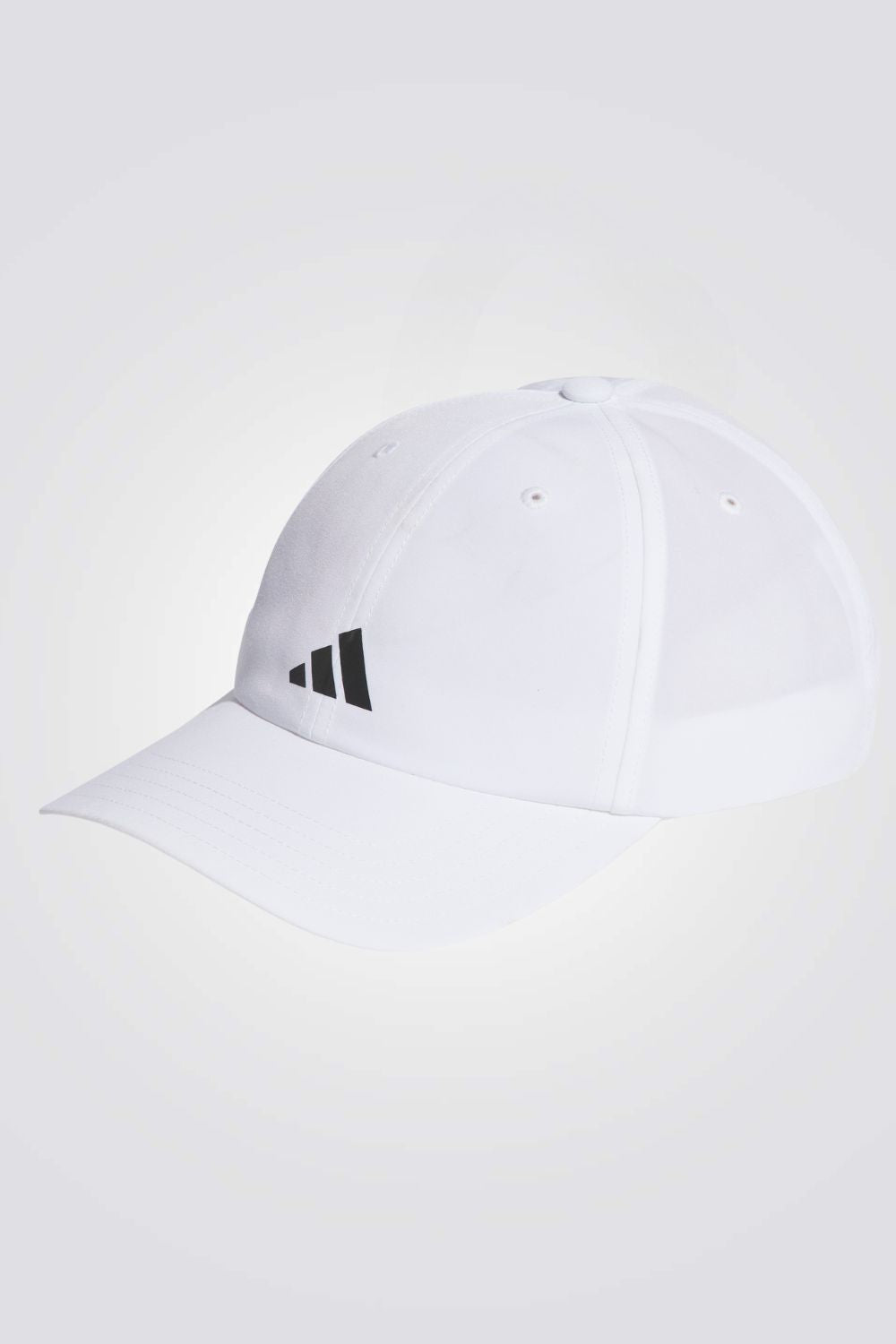 כובע מבית המותג ADIDAS, בעל רצועות מנדפות זיעה ששומרות עלייך מאורר לאורך היום. רצועה אחורית עם מתכווננת עם סגירת קליפס להתאמה מושלמת. פריטים מחזירי אור שמאפשרים לך להתאמן בכל שעות היום.