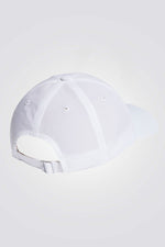 כובע מבית המותג ADIDAS, בעל רצועות מנדפות זיעה ששומרות עלייך מאורר לאורך היום. רצועה אחורית עם מתכווננת עם סגירת קליפס להתאמה מושלמת. פריטים מחזירי אור שמאפשרים לך להתאמן בכל שעות היום.